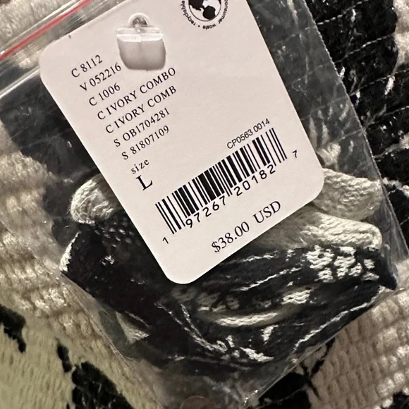 Free People White and Black Floral Crop Top NWT! - Picture 2 of 4